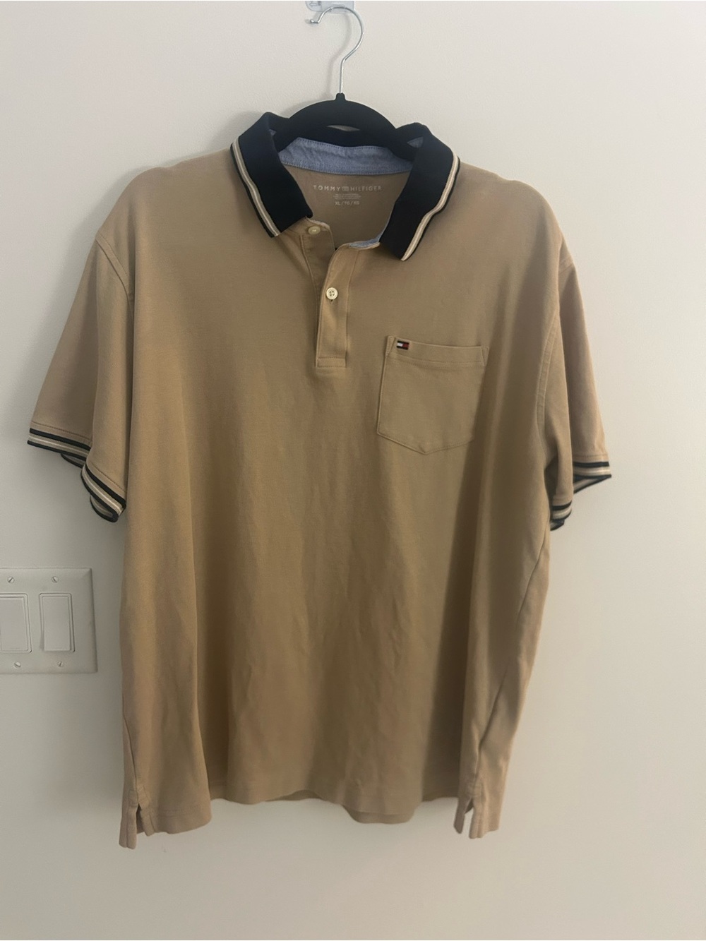 Tommy Hilfiger Men’s XL Tan Polo Shirt Navy Collar Pocket 100% Cotton
